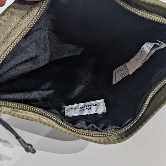 Main Character Nylon cross body pouch - Picture 6 of 10